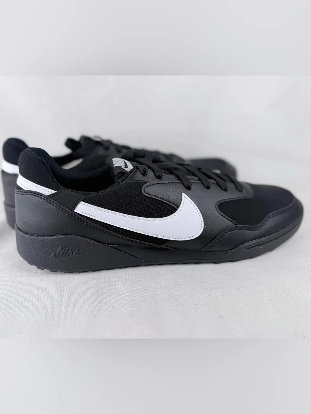 Nike Terra Manta Men’s 11 Black and White Low-Top Sneakers